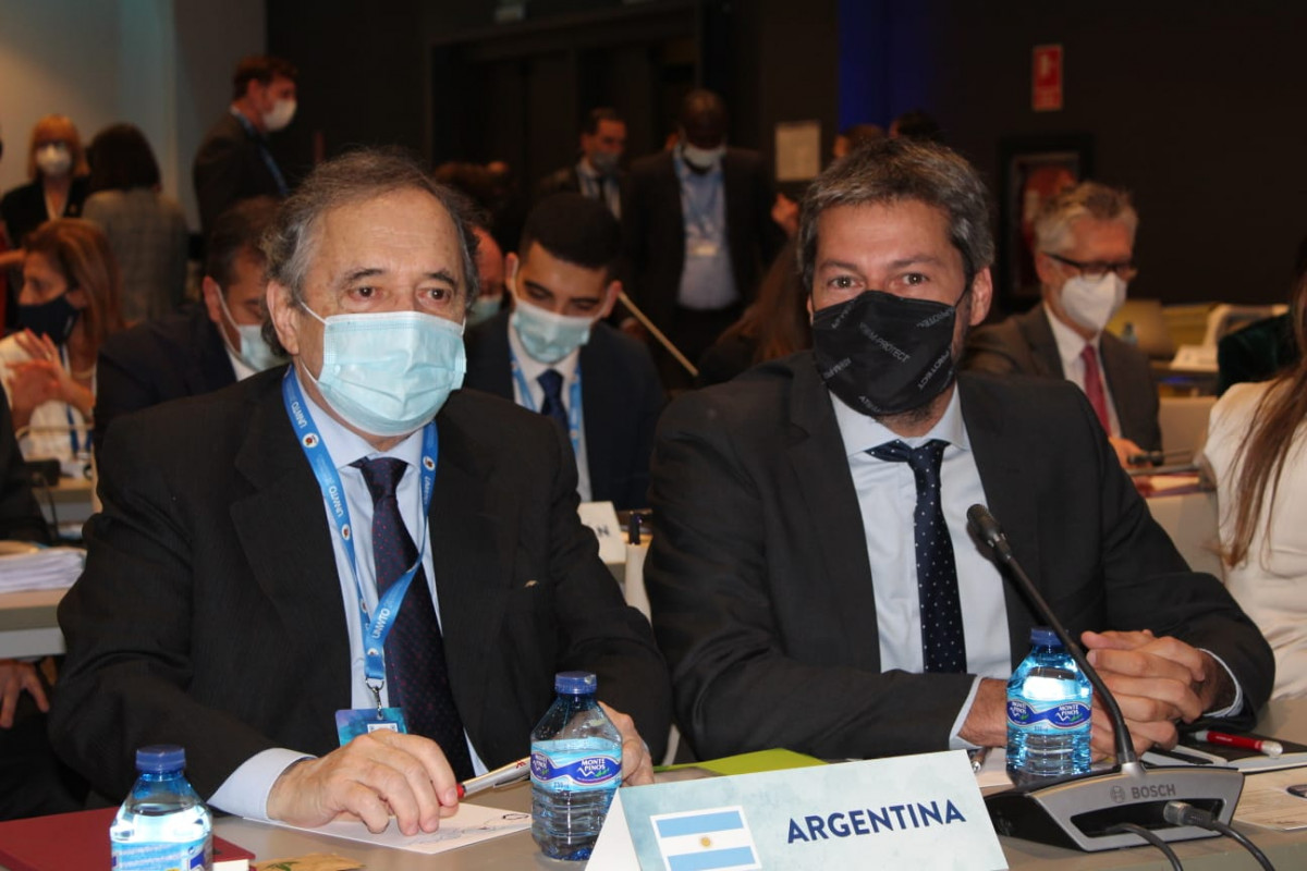 El embajador argentino en España, Ricardo Alfonsín; y Matías Lammens