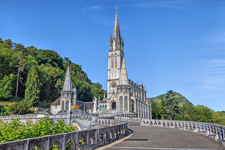 Santuário na base dos Pirenéus_Lourdes_shutterstock_459885154