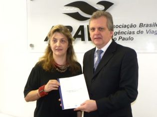 Andréia Roque, presidente do Idestur, Edmar Bull, presidente da ABAV/SP ABAV-SP e IDESTUR ampliam parceria