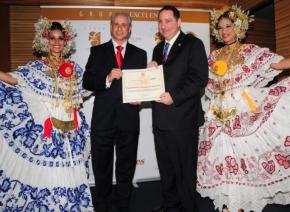 O Ministro do Turismo do Panamá recebendo o Prêmio Excelencias Salomón Shamah, Ministro do Turismo do Panamá