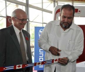 O embaixador Levin (esq.) e o ministro cubano do Turismo na inauguração do Pavilhão do Canad Matthew Levin, embaixador do Canadá em Cuba