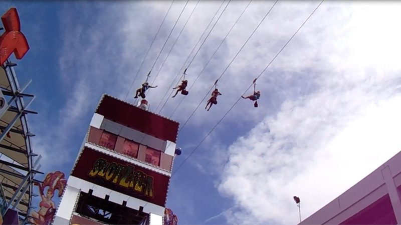 Pelos 12 andares de altura a Fremont Street Experience viaja