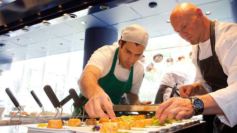 Chef Rodrigo Oliveira, da KLM, é destaque no Guia Michelin 2017