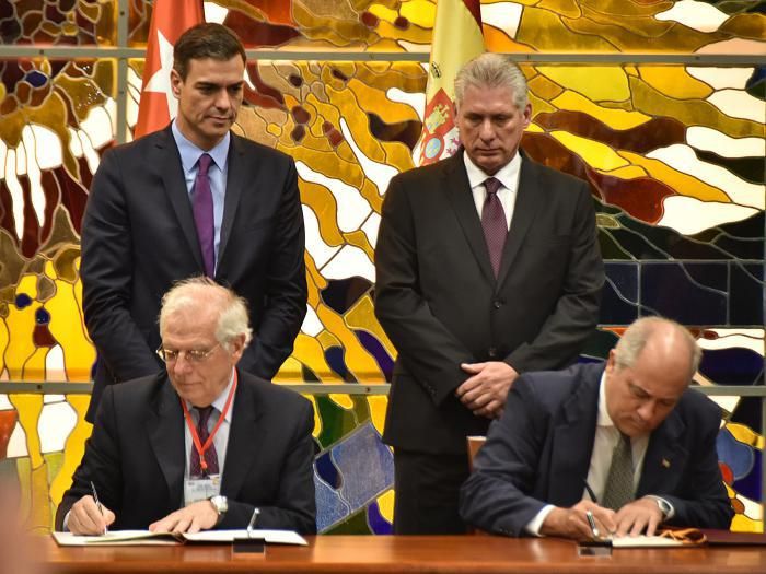 Pedro Sánchez testemunha assinatura de acordos com Cuba   