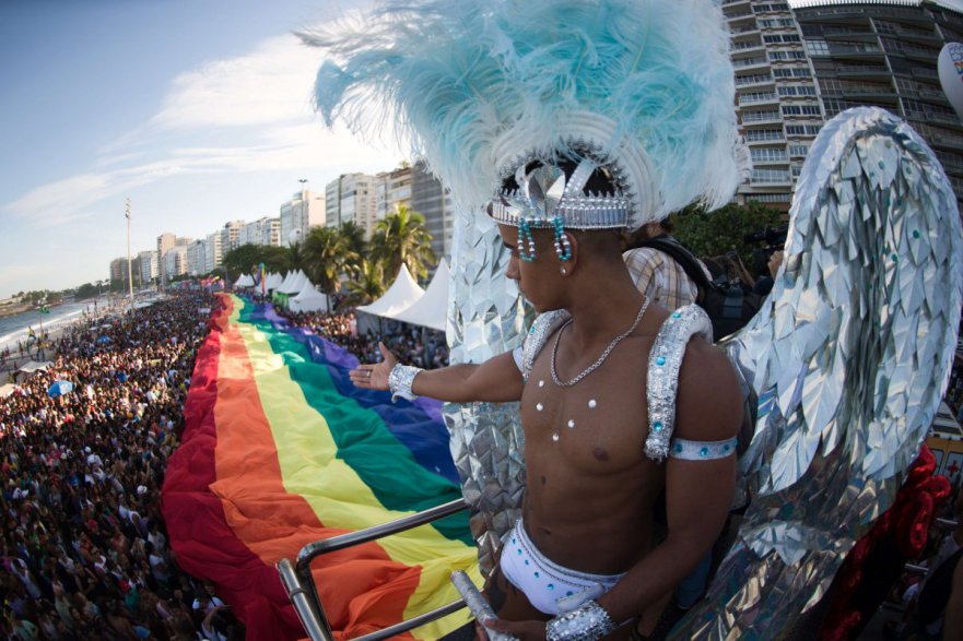 Parada LGBT do Rio reúne 600 mil pessoas na orla de Copacabana