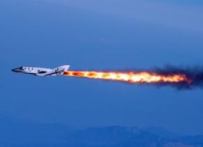 Nave espacial Virgin Galactic faz primeiro teste de motor em voo